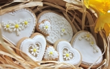 beautiful spring wedding favours - handmade, cinnamon biscuits with sugar paste daisies and royal icing.